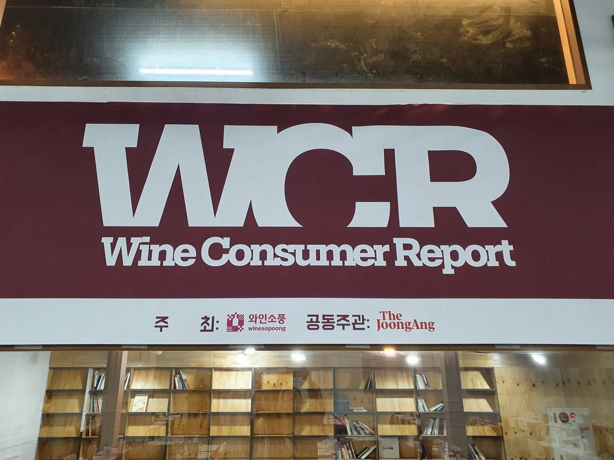 Infographic showing 65% of consumers unaware of their credit card warranty benefits