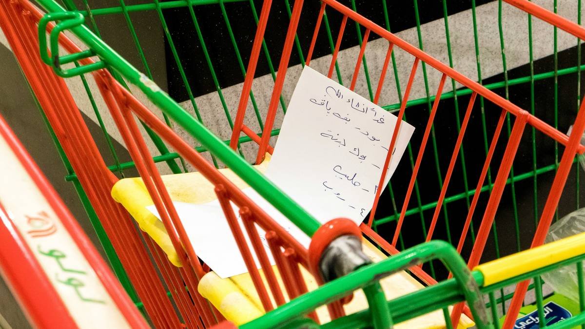 Bar chart comparing extended warranty periods by major credit card issuers: Chase (1 year), Amex (1-2 years), Citi (24 months max), Capital One (1 year)