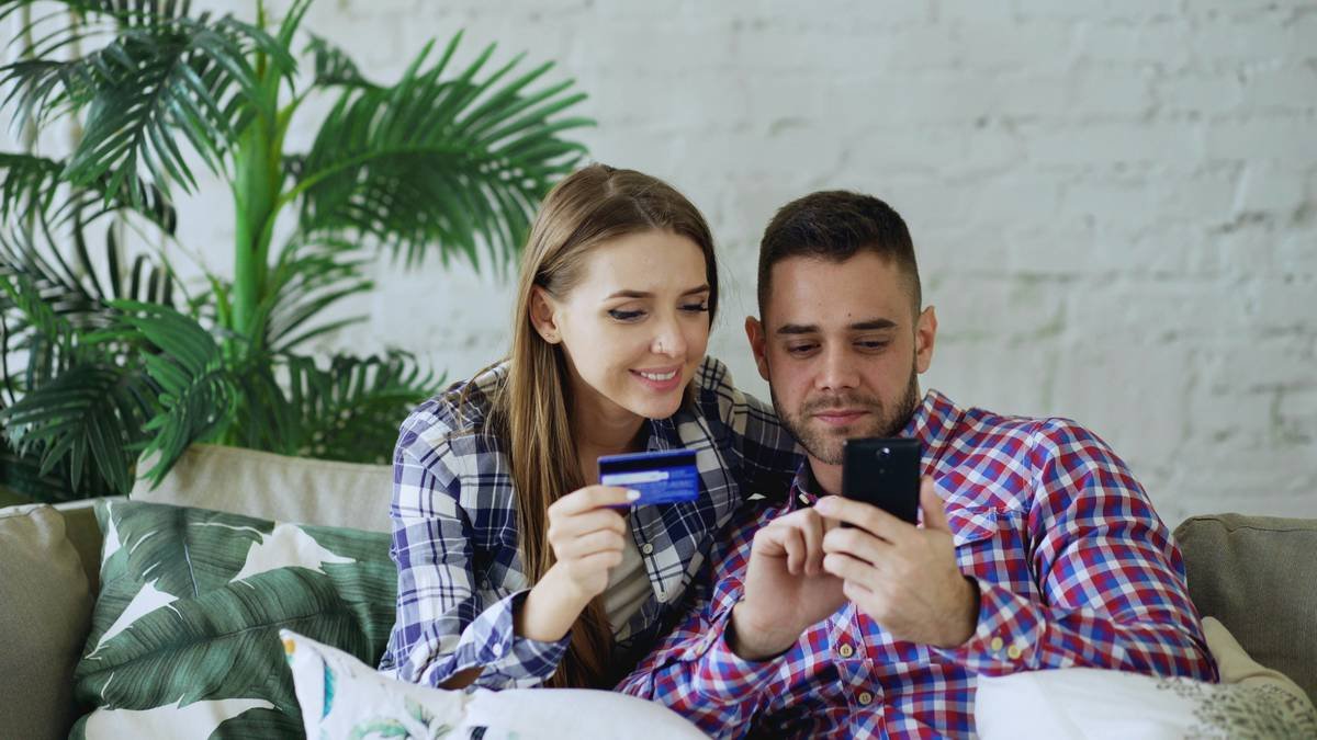 Bar chart showing percentage of premium credit cards offering extended warranty vs. actual usage rate among cardholders