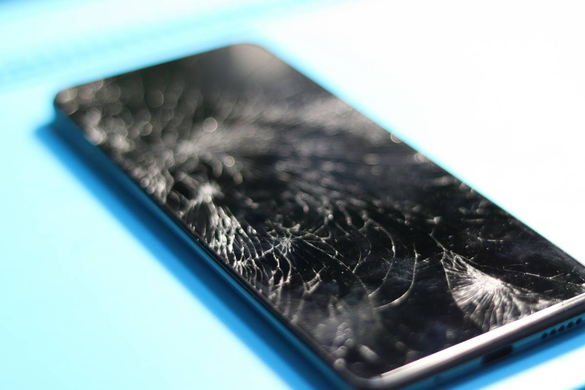 Bar chart comparing coverage duration and conditions for smartphone extended warranties from Chase, Amex, Citi, and Capital One credit cards. Includes data on mechanical failure vs. accidental damage exclusions.