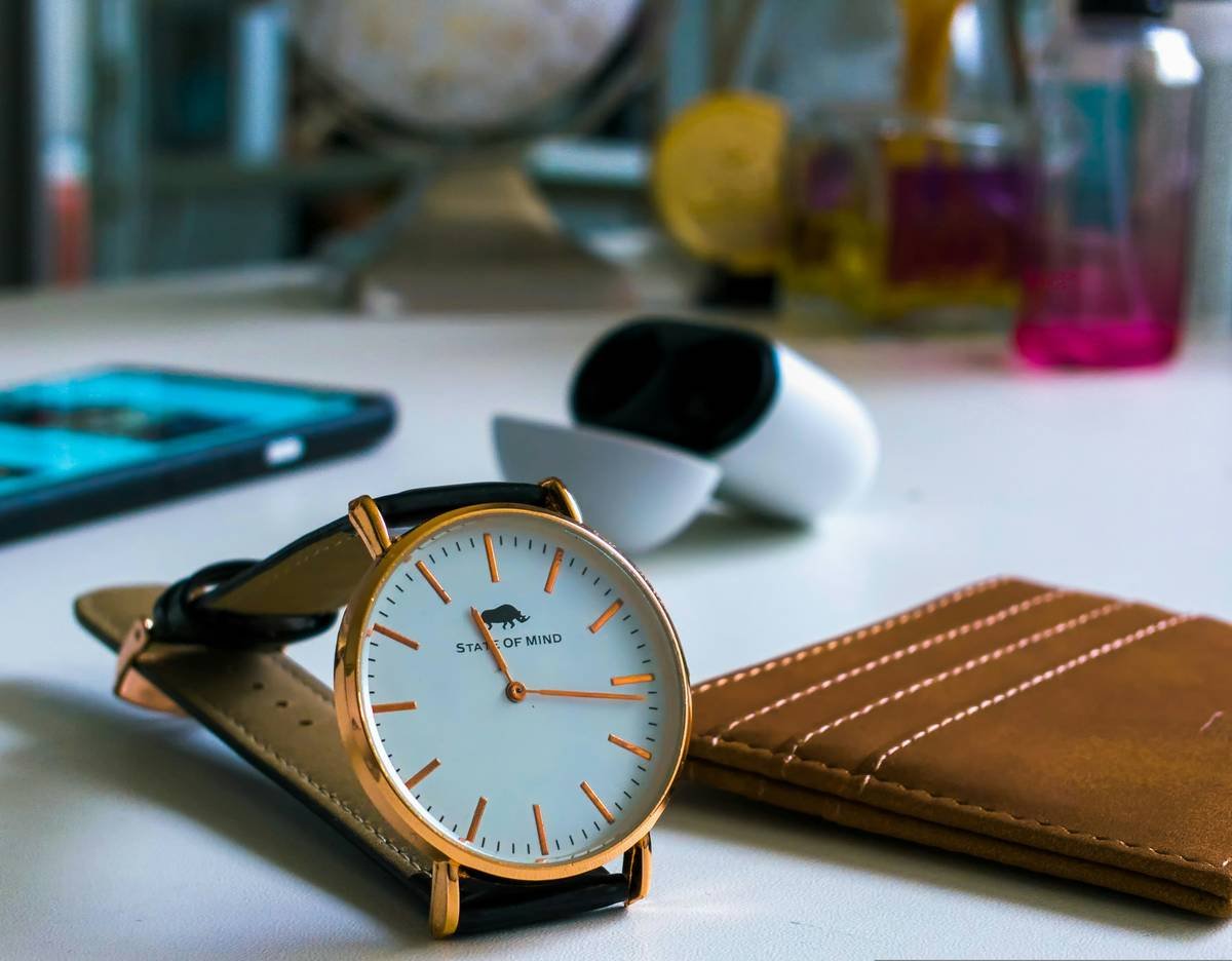 Bar chart showing percentage of watch owners who successfully claimed credit card extended warranty by brand: Citizen 78%, Seiko 72%, Omega 41%, Rolex 29%
