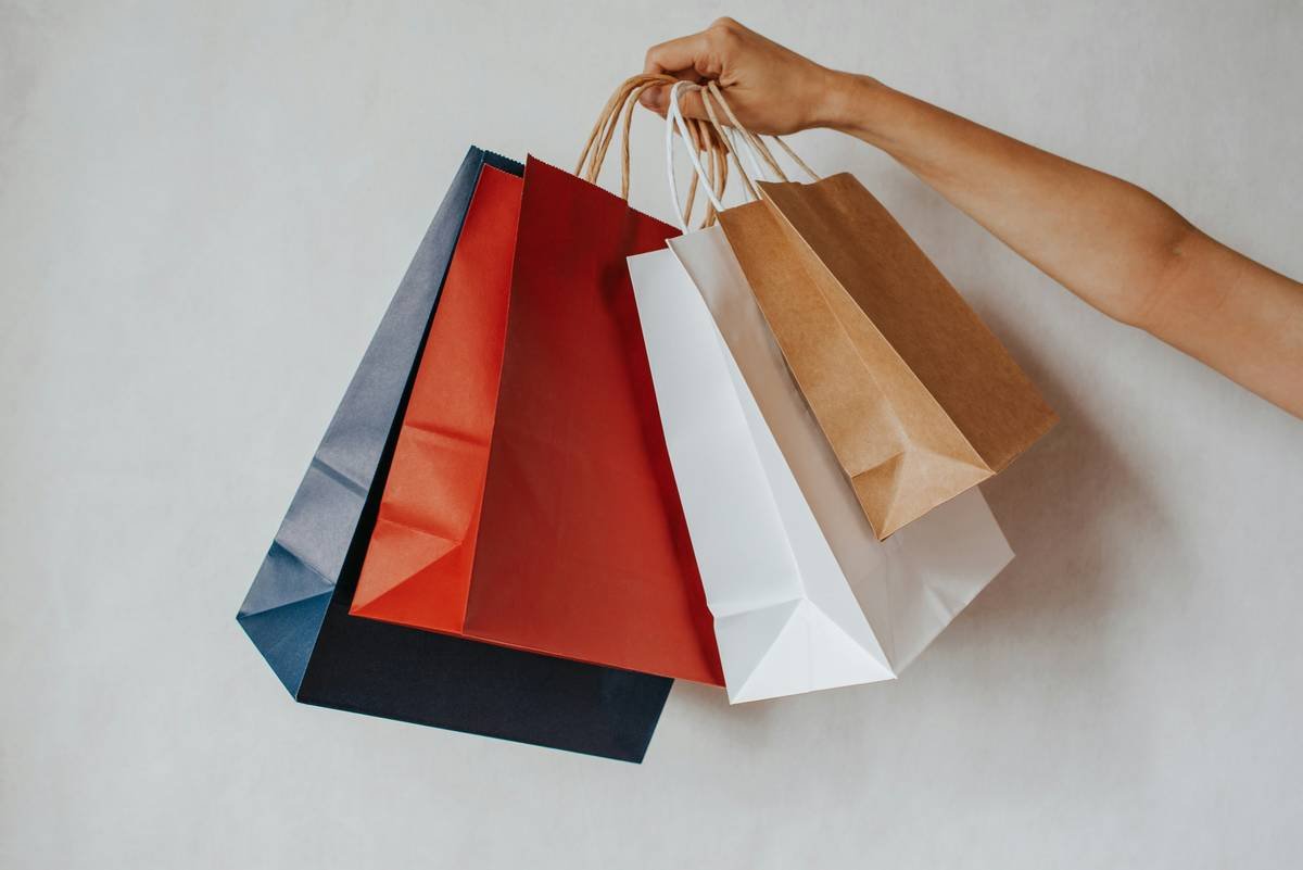 Chart comparing Visa, Mastercard, and Amex extended warranty gift eligibility rules