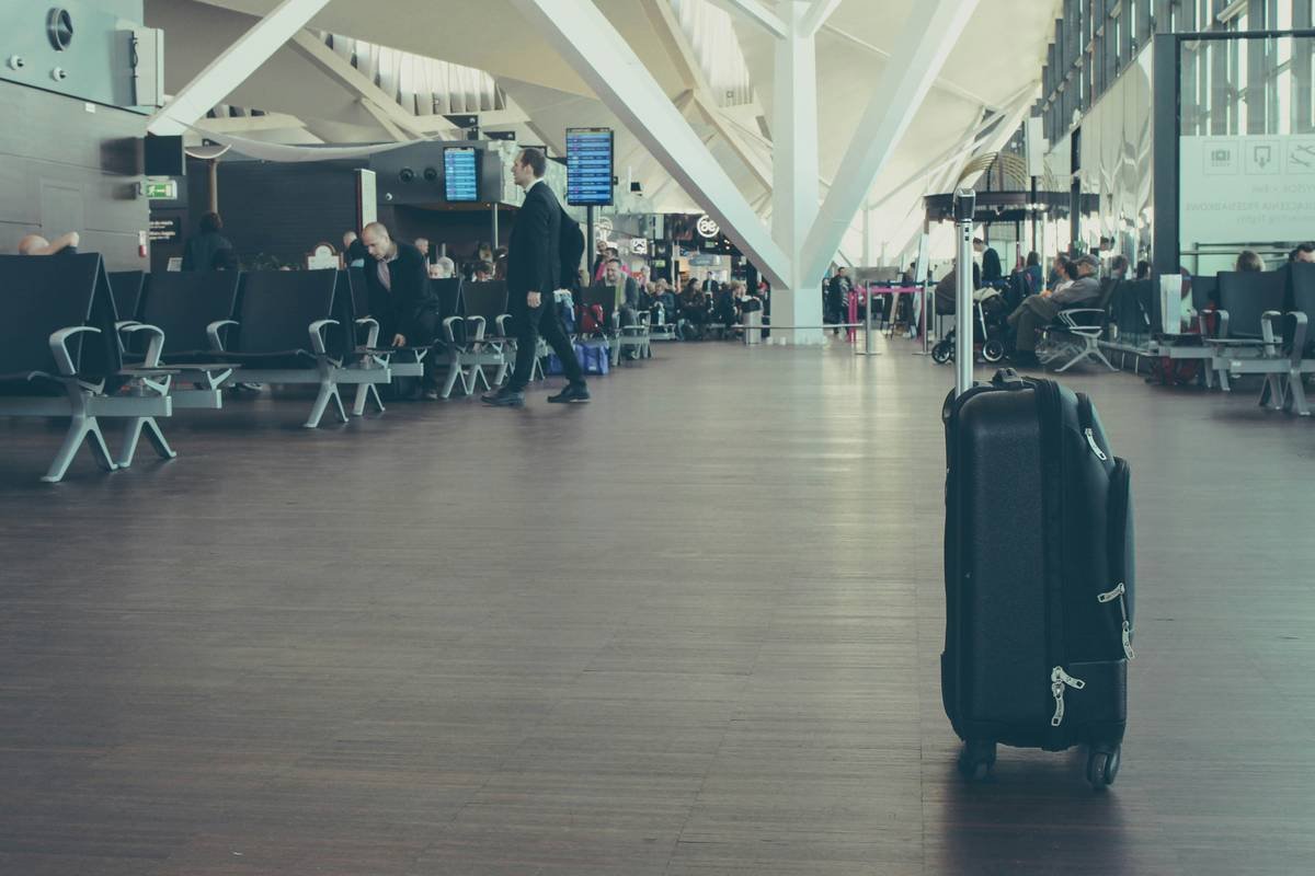 Flowchart showing whether luggage qualifies as eligible under credit card extended warranty programs based on purchase method, brand presence, and warranty duration