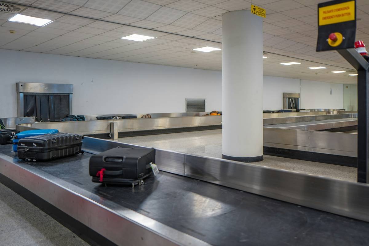 Infographic showing how credit card extended warranty adds 1 year to luggage manufacturer warranty, covering zippers, wheels, handles, and structural defects